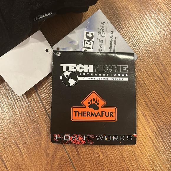 Black winter/snow gloves heat activated. Waterproof and breathable. - Picture 2 of 3